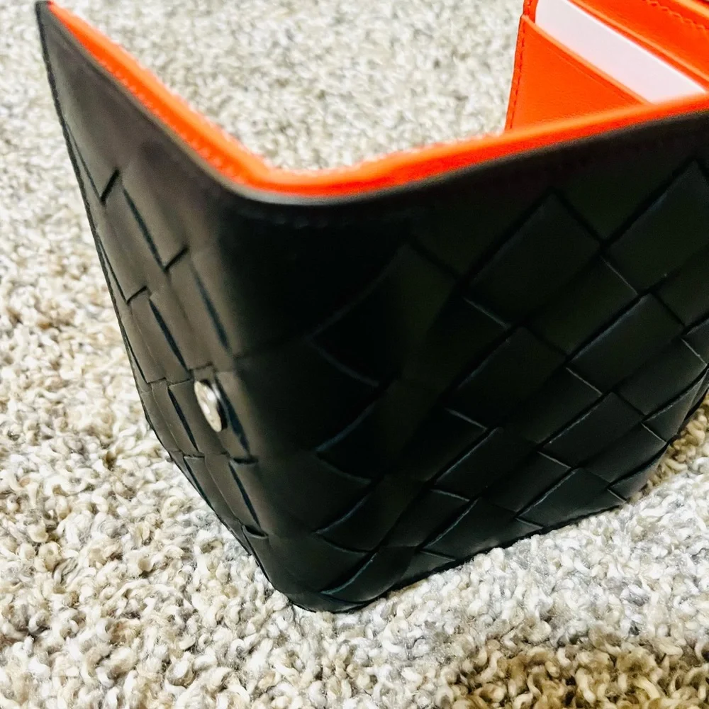 Brand New Bottega Veneta Trifold Leather Wallet. Never used. In its original box - Picture 2 of 7